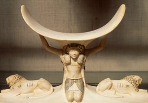 Carved ivory headrest supported by Shu, personification of air, from the Tomb of Tutankhamun, Egyptian civilization, XVIII Dynasty بواسطة الأسرة الثامنة عشر المصرية