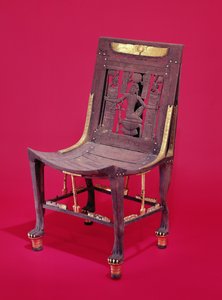 كرسي من مقبرة توت عنخ آمون (1370-1352 قبل الميلاد) يصور روح ملايين السنين ، المملكة الحديثة (خشب الأرز) (انظر أيضًا 148192)