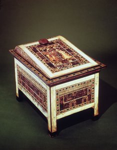 صندوق ، من قبر توت عنخ آمون (1370-1352 قبل الميلاد) المملكة الحديثة (خشب ، برونز ، عاج ، زجاج ملون) (انظر أيضًا 220898) بواسطة الأسرة الثامنة عشر المصرية