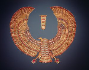 طوق على شكل الإلهة النسر نخبِت ، من مقبرة توت عنخ آمون (1370-1352 قبل الميلاد) المملكة الحديثة (ذهب مرصع بأحجار شبه كريمة) (انظر أيضًا 153789)