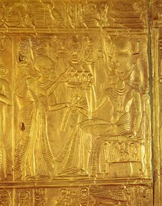 تفاصيل من المزار الذهبي ، من مقبرة توت عنخ آمون (c.1370-1352 قبل الميلاد) المملكة الجديدة (الخشب المغطى بالجيسو المغطى بالورق الذهبي)