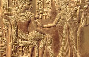 تفاصيل من ضريح توت عنخ آمون الذهبي (حوالي 1370-52 قبل الميلاد) يصور الملكة تمسحه برائحة غير مهذبة ، المملكة الحديثة (خشب مغطى بجيسو مغطى بصفائح ذهبية) (تفاصيل 148191) بواسطة الأسرة الثامنة عشر المصرية