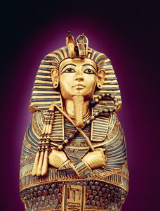 تفاصيل المنظر الأمامي لأحد التوابيت الكانوبية ، من مقبرة توت عنخ آمون ، المملكة الحديثة (مطعمة بالذهب مرصع بالزجاج الملون والقرنيلي) بواسطة الأسرة الثامنة عشر المصرية