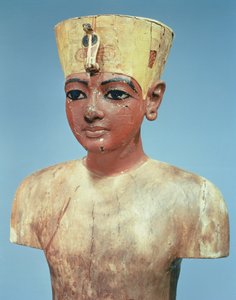 دمية الشاب توت عنخ آمون (1370-52 قبل الميلاد) وهو يرتدي حلاً وسطًا بين تاج ملوك مصر السفلى وغطاء رأس نفرتيتي (خشب مطلي وجص) (انظر 148193)