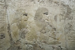 الآثار المصرية: نقش بارز يمثل ضيوف مأدبة جنائزية - قبر الوزير راموز (الأسرة الثامنة عشر) - الأقصر ، طيبة ، ضريح النبلاء في مصر - الحضارة المصرية: نقش بارز يصور الضيوف في مأدبة جنائزية ، من قبر بواسطة الأسرة الثامنة عشر المصرية