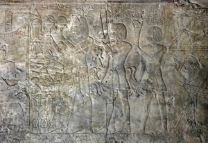 الآثار المصرية القديمة: تصل من قبر خا أم حت (خيمة) مفتش السندرات والكاتب إلى بلاط أمينوفيس الثالث (TT57) الذي يمثل حاملي القرابين. الأسرة الثامنة عشر. 1530-1290 ق. وادي النبلاء. الأقصر ، الضفة الغربية ، مصر بواسطة الأسرة الثامنة عشر المصرية