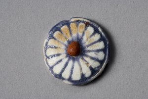 دائري الأزهار ، فترة العمارنة ، 1353-37 قبل الميلاد (القيشاني)