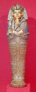 منظر أمامي لأحد التوابيت الكانوبية ، من مقبرة توت عنخ آمون (1370-1352 قبل الميلاد) المملكة الحديثة (ذهب مطروق مرصع بالزجاج الملون وكورنيليان) (انظر أيضًا 227990-92)