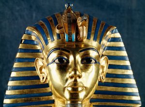 قناع جنائزي لتوت عنخ آمون، ذهب مضروب، أحجار خزفية وشبه كريمة، من مقبرة فرعون، طيبة، مصر، التفاصيل، فن الصياغة، الحضارة المصرية، المملكة الحديثة، الأسرة الثامنة عشرة بواسطة الأسرة الثامنة عشر المصرية