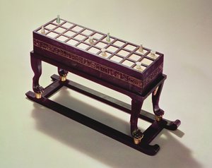 لوح ألعاب ، من مقبرة توت عنخ آمون (1370-1352 قبل الميلاد) المملكة الحديثة (الخشب المكسو بخشب الأبنوس ومطعم بالعاج) بواسطة الأسرة الثامنة عشر المصرية