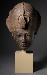 رأس أمنحتب الثالث يرتدي التاج الأزرق ، حوالي 1391-1353 قبل الميلاد بواسطة الأسرة الثامنة عشر المصرية