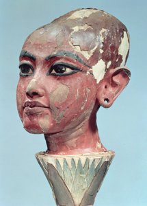 رأس الطفل الملك توت عنخ آمون (c.1370-52 قبل الميلاد) الذي يخرج من زهرة اللوتس ، ويوجد عند مدخل القبر ، المملكة الحديثة (خشب مجصص ومطلي) (انظر أيضًا 228554)