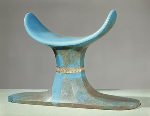 مسند رأس ، من مقبرة توت عنخ آمون (1370-52 قبل الميلاد) المملكة الحديثة (معجون زجاجي أزرق)