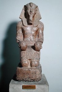 تمثال راكع لأمنحتب الثاني (1427-1392 قبل الميلاد) يحمل قرابين من النبيذ من طيبة ، المملكة الحديثة ، 1450-1425 قبل الميلاد (جرانيت)