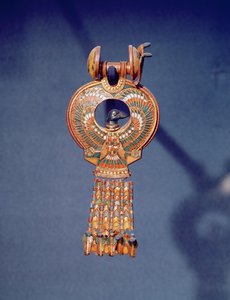 القرط الأيسر من زوج من الأقراط مع طائر أزرق ، من قبر توت عنخ آمون ، وادي الملوك ، طيبة ، 1334-37 قبل الميلاد (الذهب والزجاج المنصهر) (344029) بواسطة الأسرة الثامنة عشر المصرية