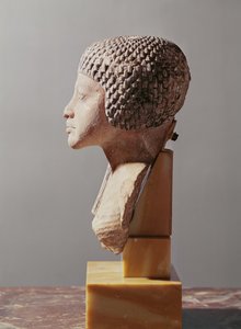 الملف الشخصي الأيسر لرئيس أميرة من عائلة إخناتون ، المملكة الجديدة (الحجر الجيري المطلي) (انظر أيضًا 107940 ، 116813 ، 370211)