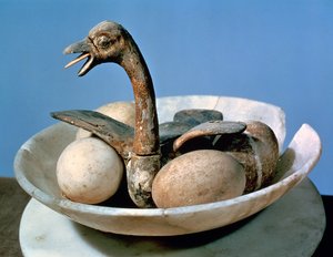 غطاء مرطبان مرمر بطائر في عش يحتوي على بيض ، من مقبرة توت عنخ آمون (1370-52 قبل الميلاد) المملكة الحديثة (خشب مطلي وجص)