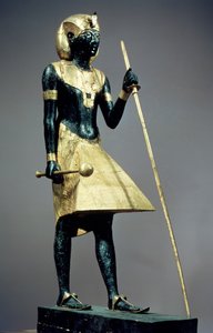 تمثال صغير للملك من مقبرة توت عنخ آمون (1370-52 قبل الميلاد) المملكة الحديثة (خشب مذهب مغطى بالراتنج الأسود)