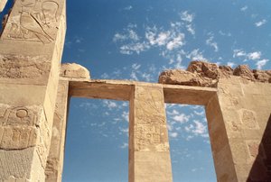عتب عند مدخل كنيسة حتحور ، معبد حتشبسوت الجنائزي ، المملكة الحديثة ، c.1552-1296 قبل الميلاد