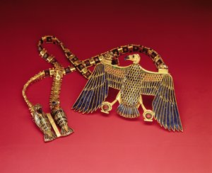 قلادة بقلادة نسر ، من مقبرة توت عنخ آمون (c.1370-1352 قبل الميلاد) المملكة الحديثة (ذهب مرصع باللازورد والكورنيليان) (انظر أيضًا 228214)