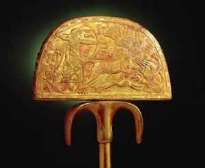 مروحة ريش النعام ، من مقبرة توت عنخ آمون (1370-1352 قبل الميلاد) المملكة الحديثة (الخشب المغطى بورق الذهب) (انظر أيضًا 3975)