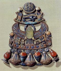 صدرية بها جعران طائر ، من مقبرة توت عنخ آمون (1370-52 قبل الميلاد) المملكة الحديثة (مصوغة من الذهب مزينة بأحجار شبه كريمة ومعجون زجاجي)