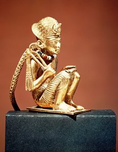 قلادة تمثل Amenophis III (1403-1365 قبل الميلاد) من مقبرة توت عنخ آمون ، المملكة الحديثة (الذهب) (انظر أيضًا 391019)