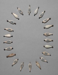 خرز على شكل بتلة ، c.1391-1353 قبل الميلاد بواسطة الأسرة الثامنة عشر المصرية