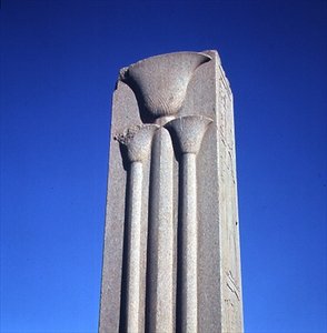 عمود مزين بنباتات لوتس منمنمة معبد آمون العظيم ، المملكة الحديثة (انظر أيضًا 59219)