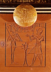 صندوق محمول ، تفاصيل توت عنخ آمون (1370-1352 قبل الميلاد) يقدم قربانًا لأوزوريس ، من قبر توت عنخ آمون ، المملكة الحديثة (خشب الأبنوس والعاج والخشب والبرونز) بواسطة الأسرة الثامنة عشر المصرية