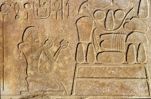 الملكة حتشبسوت (1503-1482 قبل الميلاد) راكعة أمام مائدة قرابين ، معبد آمون ، المملكة الحديثة