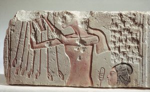 الإغاثة التي تصور Akenhaten وابنته قربان لآتون ، المملكة الحديثة ، حوالي 1352-1336 قبل الميلاد (الحجر الجيري) بواسطة الأسرة الثامنة عشر المصرية