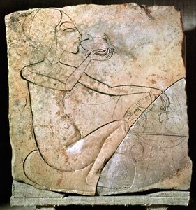 نقش بارز لأميرة تأكل بطة مشوية ، من القصر الشمالي في تل العمارنة ، المملكة الحديثة ، c.1353-1337 قبل الميلاد (الحجر الجيري)