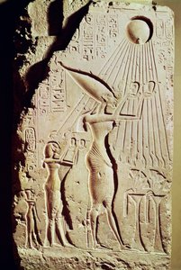 نقش يصور أمينوفيس الرابع (إخناتون) (c.1364-47 قبل الميلاد) ، نفرتيتي وابنتهما ميريتاتون ، تقديم القربان لأتون ، من القصر الملكي في تل العمارنة (المرمر)