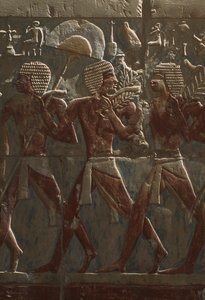 نقش يصور موكبًا تكريما للإلهة حتحور ، التفاصيل ، من معبد حتشبسوت الجنائزي (c.1503-1482 قبل الميلاد) المملكة الجديدة (الحجر الجيري المطلي) (انظر أيضًا 382845) بواسطة الأسرة الثامنة عشر المصرية