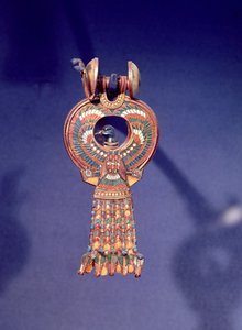 قرط يمين من زوج من الأقراط مع طائر أزرق ، من قبر توت عنخ آمون ، وادي الملوك ، طيبة ، 1334-37 قبل الميلاد (الذهب والزجاج المنصهر) (انظر أيضًا 344028) بواسطة الأسرة الثامنة عشر المصرية