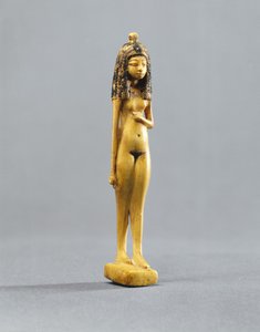 تمثال صغير لفتاة عارية ، المملكة الحديثة ، 1390-1353 قبل الميلاد (عاج مطلي)