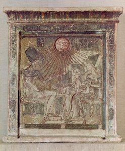 ستيلا يصور أتون يمنح الحياة والازدهار لأمينوفيس الرابع (إخناتون) (حوالي 1352-1336 قبل الميلاد) زوجته نفرتيتي وثلاث بنات ، من تل العمارنة ، المملكة الجديدة ، c.1353-1337 قبل الميلاد (ليم بواسطة الأسرة الثامنة عشر المصرية