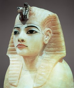سدادة من إحدى الجرار الكانوبية ، من قبر توت عنخ آمون (1370-52 قبل الميلاد) المملكة الحديثة (المرمر) (انظر أيضًا 391018)