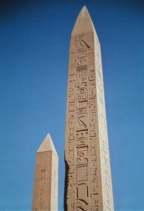 مسلات تحتمس الأول (1504-1492 قبل الميلاد) وحتشبسوت (1473-1458 قبل الميلاد) في معبد آمون العظيم ، المملكة الحديثة بواسطة الأسرة الثامنة عشر المصرية