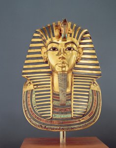 القناع الجنائزي لتوت عنخ آمون (1370-1352 قبل الميلاد) المملكة الحديثة ، 1336-1327 قبل الميلاد (ذهب مرصع بأحجار شبه كريمة) (انظر أيضًا 227984)