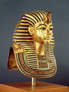 القناع الجنائزي لتوت عنخ آمون (1370-1352 قبل الميلاد) المملكة الحديثة ، 1336-1327 قبل الميلاد (الذهب المطعم بالأحجار شبه الكريمة) (انظر أيضًا 228800)