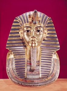 القناع الجنائزي لتوت عنخ آمون (1370-1352 قبل الميلاد) 1336-1327 قبل الميلاد ، المملكة الحديثة (الذهب المطعم بالأحجار شبه الكريمة)