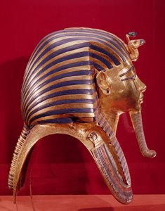 القناع الذهبي ، من كنز توت عنخ آمون (c.1370-52 قبل الميلاد) c.1340 قبل الميلاد (مطعمة بالذهب بالأحجار شبه الكريمة) (انظر 184085 للجانب المقابل)