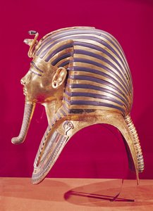 القناع الذهبي ، من كنز توت عنخ آمون (c.1370-52 قبل الميلاد) c.1340 قبل الميلاد (ذهب مرصع بأحجار شبه كريمة) (انظر 179987 للجانب المقابل)