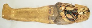 التابوت الأعمق للملك ، من مقبرة توت عنخ آمون (1370-1352 قبل الميلاد) المملكة الحديثة (الذهب المطعم بالأحجار شبه الكريمة) (لمزيد من التفاصيل انظر 343642)