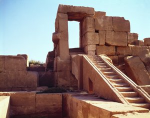 السلم الذي يقود قاعة مهرجان تحتمس الثالث (حوالي 1490-1439 قبل الميلاد) في معبد آمون العظيم ، المملكة الجديدة