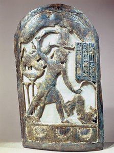 درع نذري يصور الملك يذبح أسدًا ، من مقبرة توت عنخ آمون (1370-52 قبل الميلاد) المملكة الحديثة (خشب محفور ومذهب)