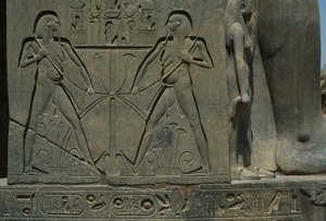 تفاصيل ارتياح يصور رجلين (حجر رملي) بواسطة الأسرة المصرية التاسعة عشرة