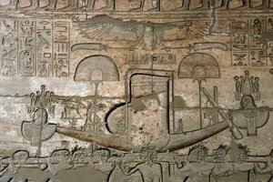 العصور القديمة المصرية: منظر للنقوش التي تمثل موكب القارب المقدس ، المعبد التذكاري المخصص لفرعون رمسيس الثاني (1279-1213 قبل الميلاد) ، موقع رماسيوم (رمسسيوم) في الأقصر ، مصر. بواسطة الأسرة المصرية التاسعة عشرة